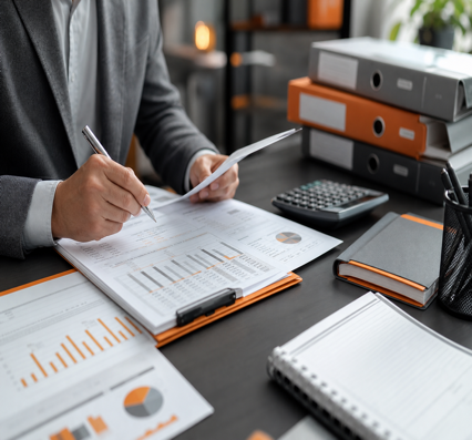 Escritorio organizado con documentos administrativos y reportes corporativos
